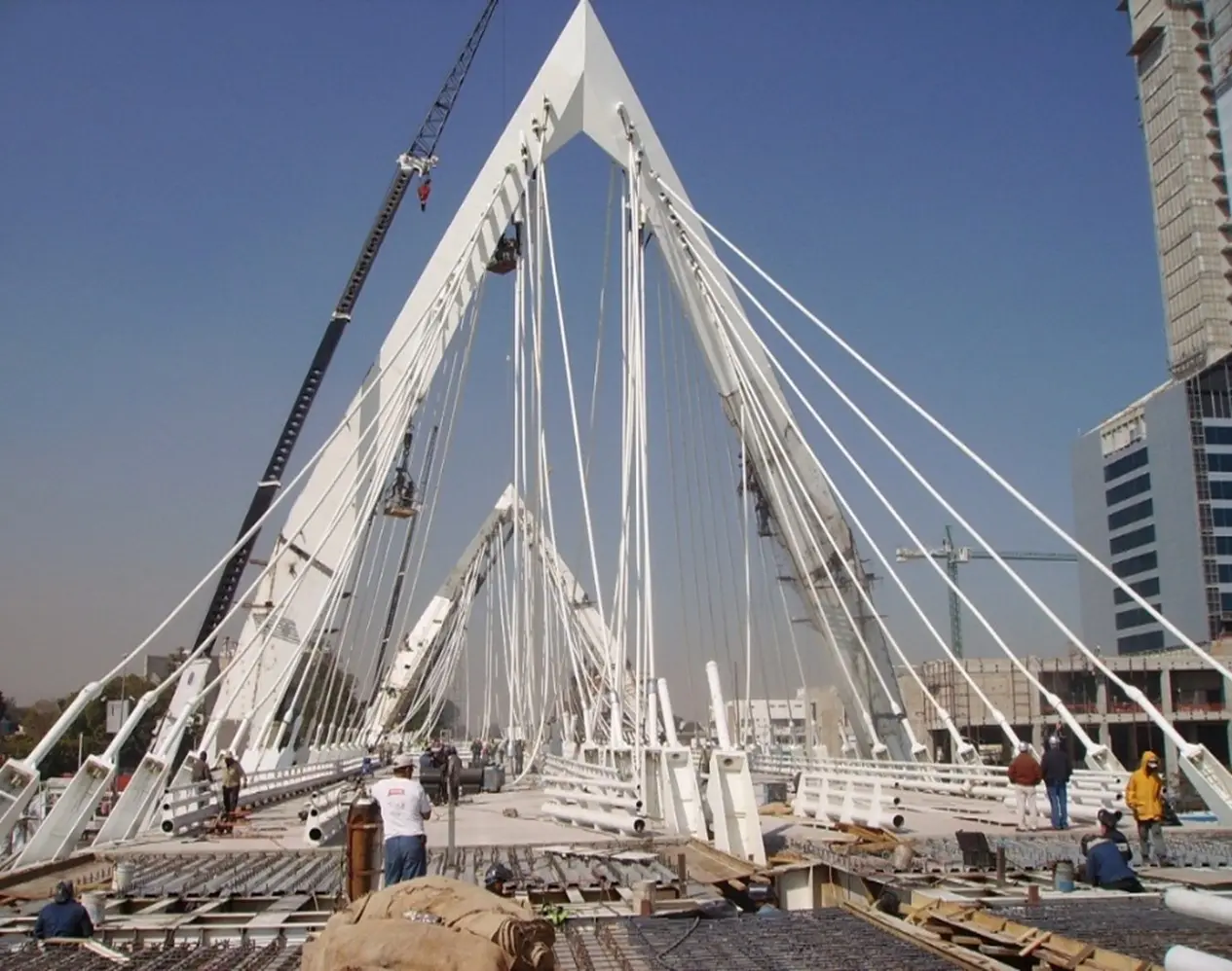 Puente Jorge Matute Remus en construcción.
